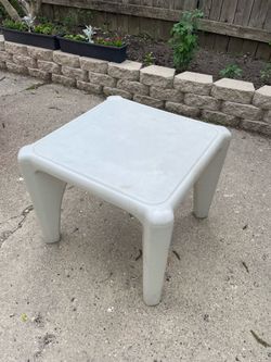 Plastic table
