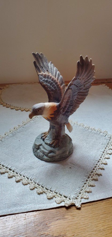 Porcelain Sculptor Eagle Royal Hwritage Collection