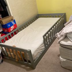 TWIN FLOOR BED FRAME W/ MATRESSS