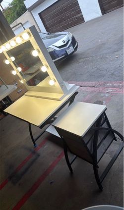 Makeup Vanity Mirror And Table