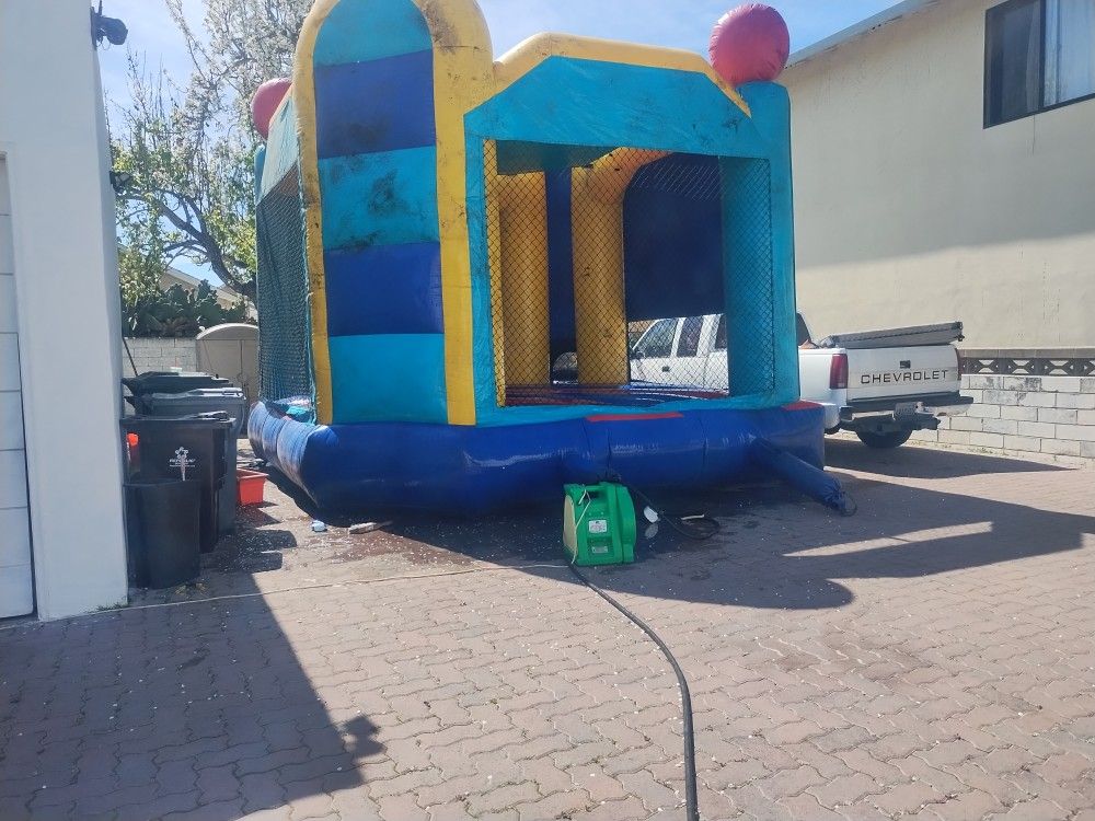 Looneytoones Jump House