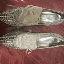 New Women’s Silver Heels with Stones Size 8