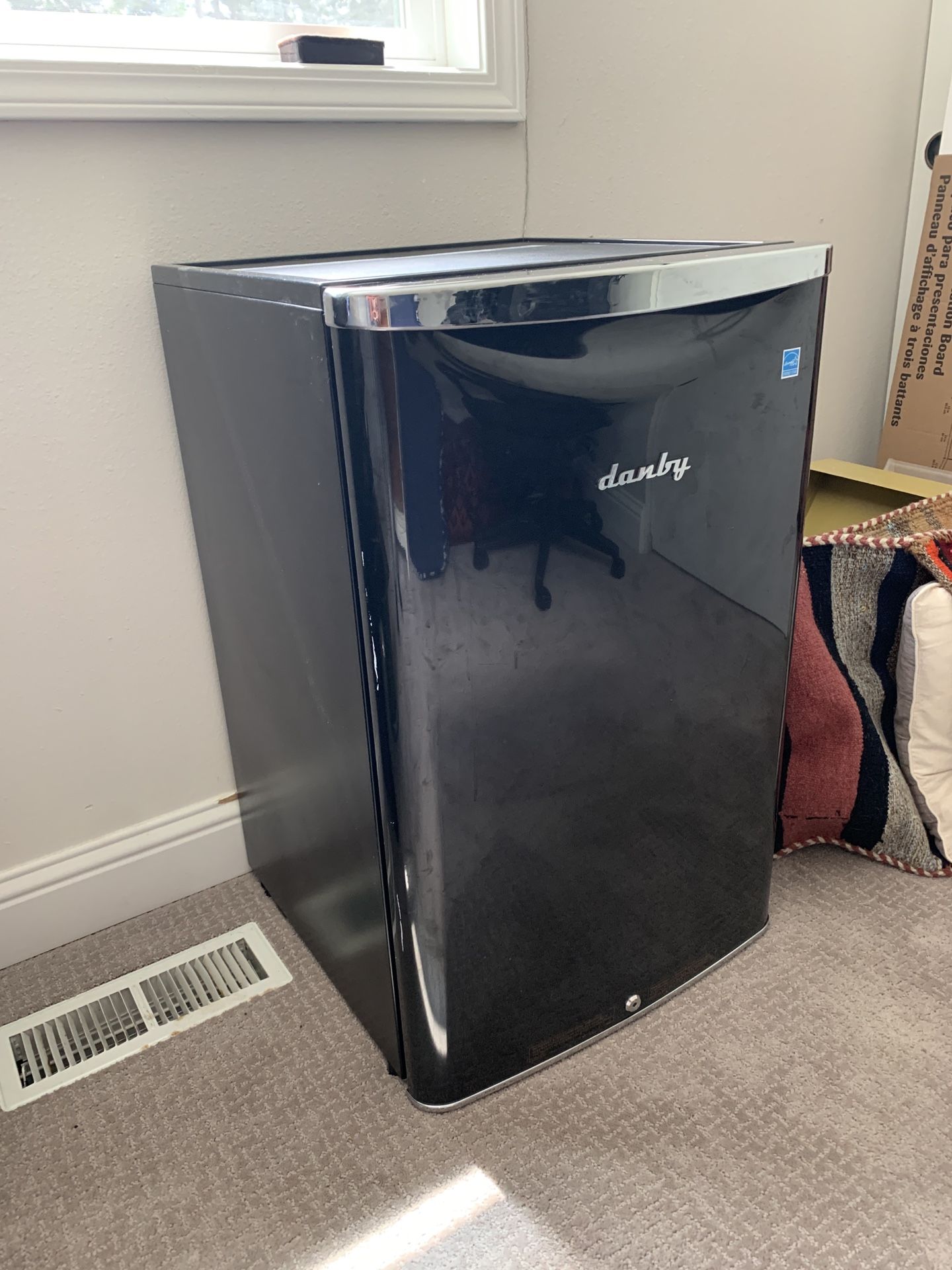 Contemporary Classic 4.4 cu. ft. Retro Mini Fridge in Midnight Black