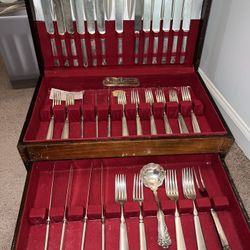 Community Oneida TUDOR Vintage Silverplate Flateware Set in Wooden Case