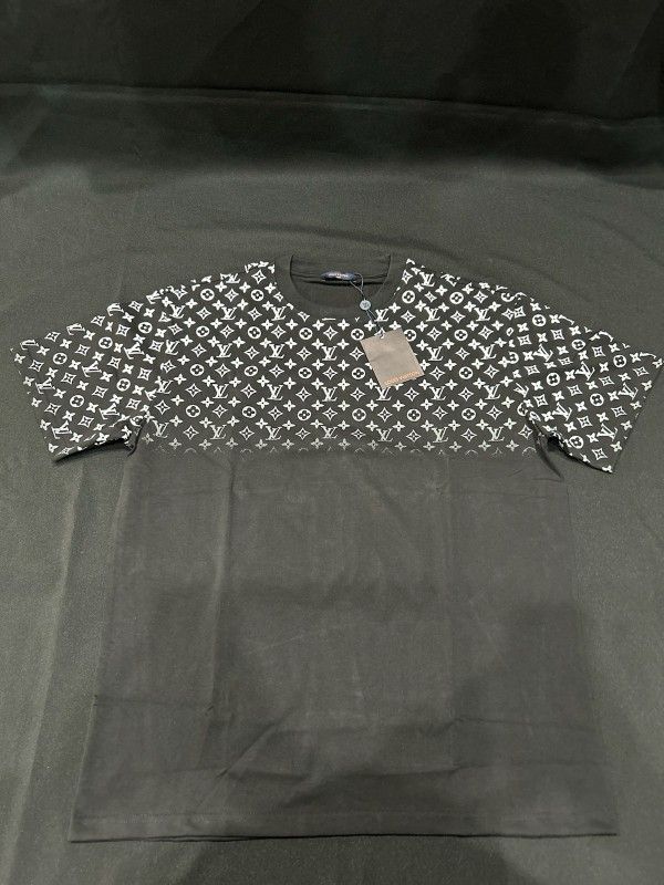 Louis Vuitton Mens T-Shirt
Size LARGE ✅ Fit