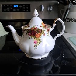 OLD COUNTRY ROSES TEAPOT BONE CHINA (small Damage To Lid)