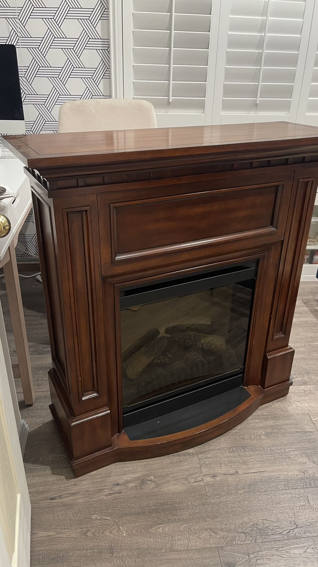 Electric Fireplace Excellent Condition W/remote control