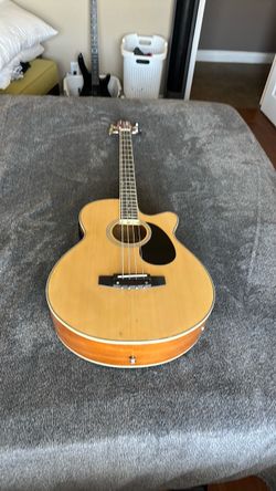 Acustic/electric 4-string bass