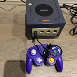 Nintendo Game Cube in good shape, witch cables and controller!  