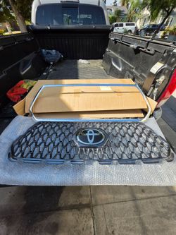 16-23 Toyota Tacoma OEM front grill
