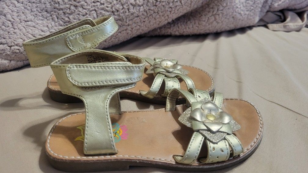 Girls Size 10 Gold Sandal W/ Flower, Like New!