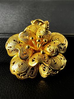22k solid yellow Gold flower shaped Pendant 7.6 grams