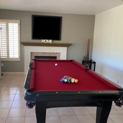 8-Foot Pool Table – Excellent Condition (Convertible + Accessories Included)