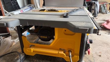 DeWALT 10" Jobsite Table Saw with Telescoping Fence