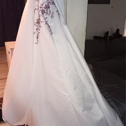 Beautiful Pre-owned Plus Size Wedding Dress (Corset, Vail, and Tule Included)