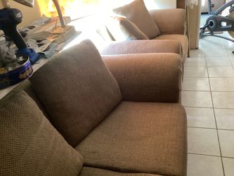 2 sillones ( 1 individual y otro doble) color café claro de tela $120 OBO