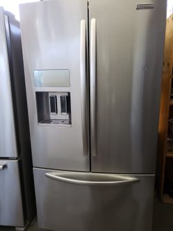Kitchenaid stainless steel french Door refrigerator with ice maker and water dispenser in excellent working conditions it comes with warranty and fre