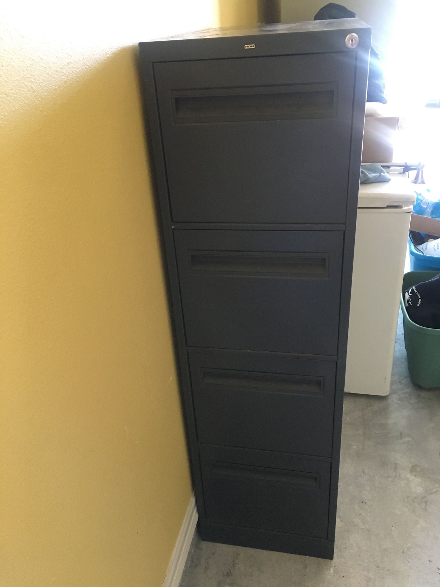 HON 4 drawer File cabinet Good condition. No key. Minor cosmetic wear on top. See pics