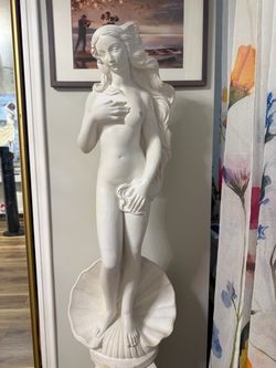 Beautiful Birth of Venus statue 5ft tall