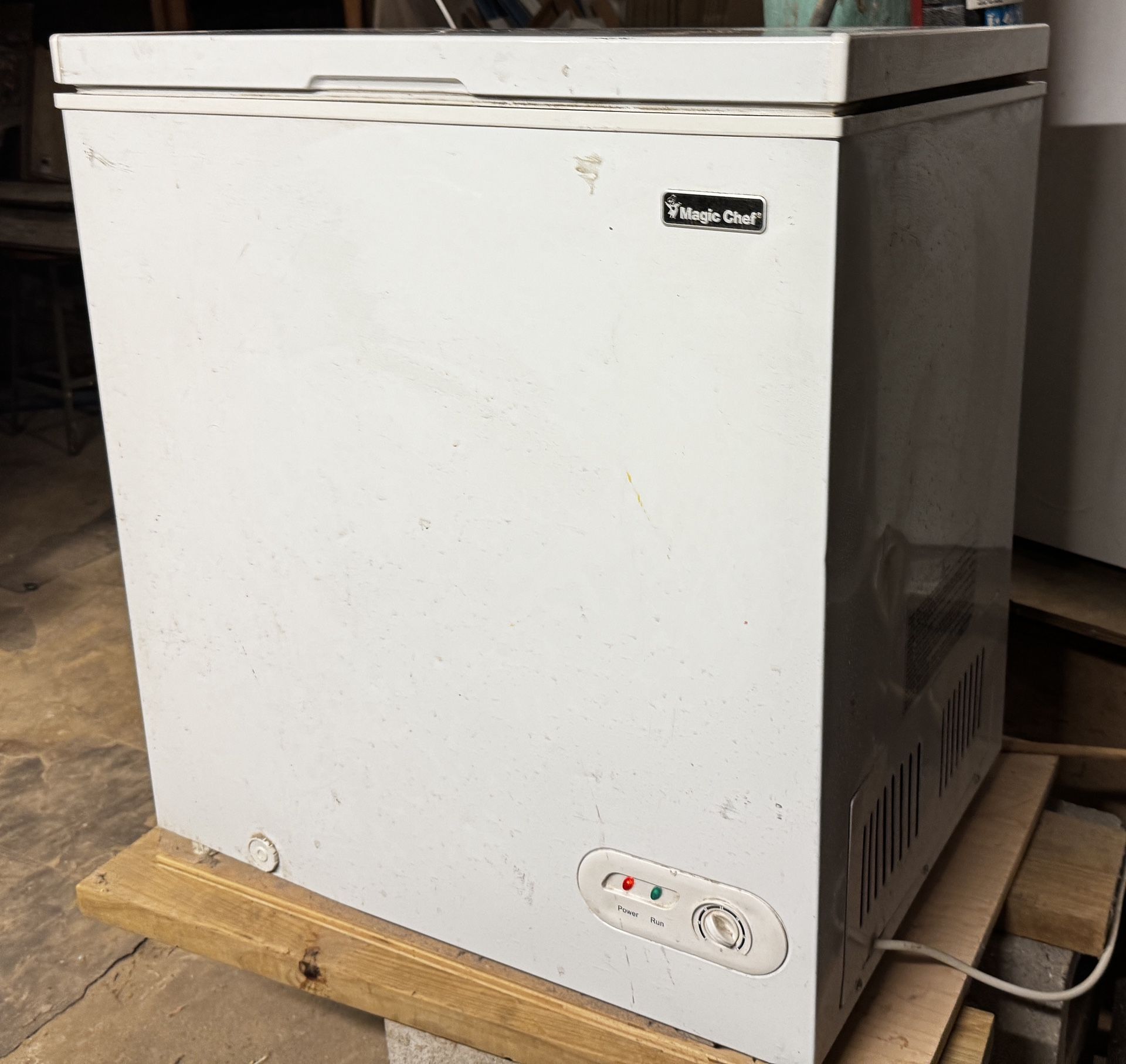 MAGIC CHEF CHEST FREEZER