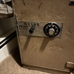 MAJOR SAFE HANDLE BROKEN