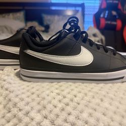 Boys Nike low top size 5.5Y