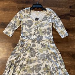 Brand New Woman’s Hollister brand White Floral Dress Up for Sale  