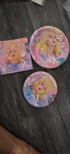Taylor Swift  plate and napkin for birthday party
Mega pack
 Looks like 20 or 30 napkins 
Big plate and small plates of about 40 or more