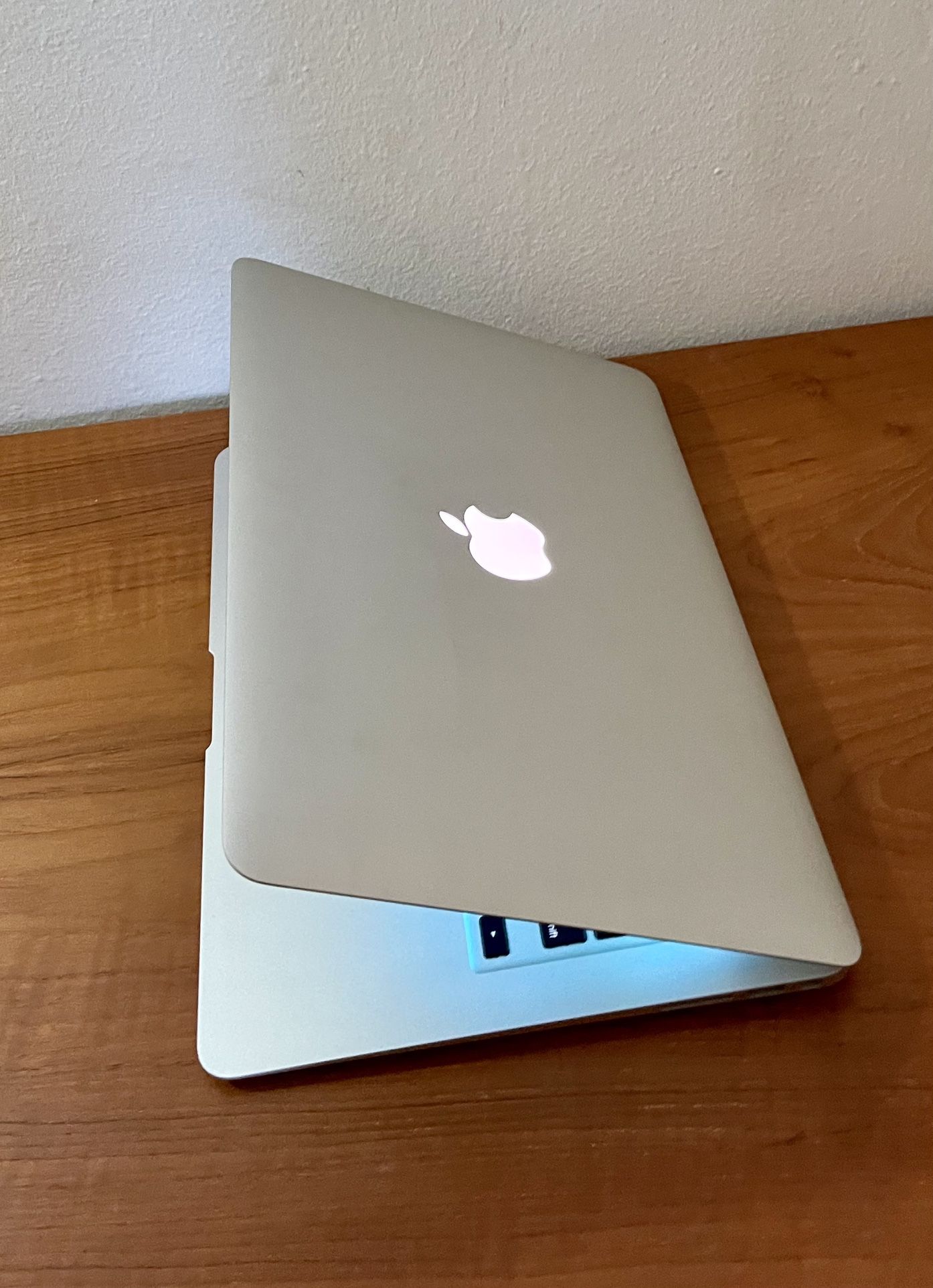 Apple MacBook Air 13” I5/8GB/256GB SSD $180