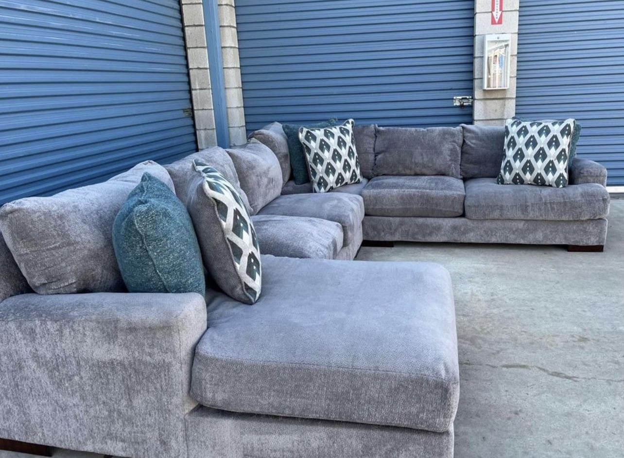 Large Ashley’s Furniture Gray Sectional Couch With Delivery for Sale in