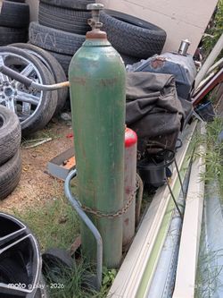 Tank holder with 2 tanks included