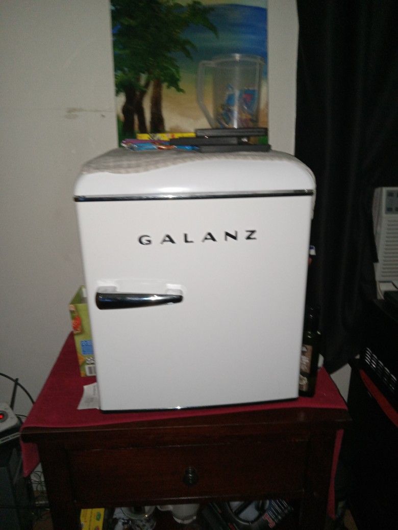 Mini refrigerator with ability to make ice inside.