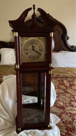 Grandfather wall clock beautiful piece in good condition.