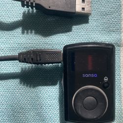 SanDisk Sansa Clip Mini MP3 Player with Philips Earphones