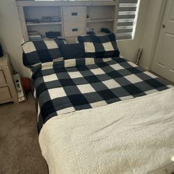Full bed set W/ Dresser/Nightstand