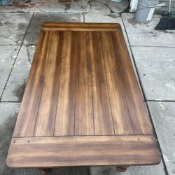 Coffee Table Solid Wood Excellent Condition /Mesa De Centro Madera Sólida Excelente Condición
