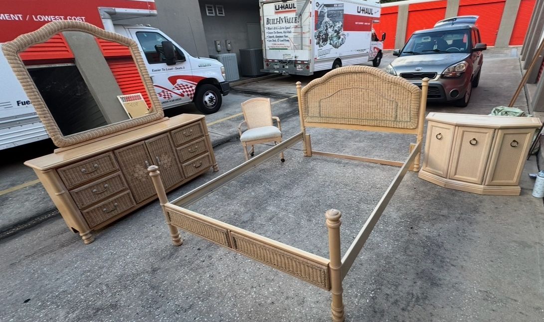 6 Piece Queen Bassett Rattan Vintage Wicker Bedroom Set
