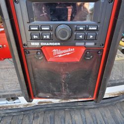 Milwaukee Radio Charger