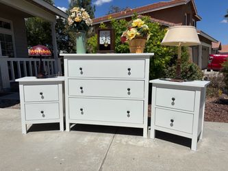 White 7 Drawer Modern Dresser Chest of Drawers and Nightstand Furniture Set Excellent Condition