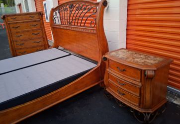 Kng Sz Bd St With Base Good Condition