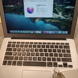 Apple MacBook Air 13" Processor Dual-Core Intel Core i5, 8 GB RAM 