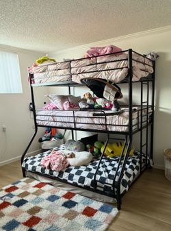 Triple bunkbed
