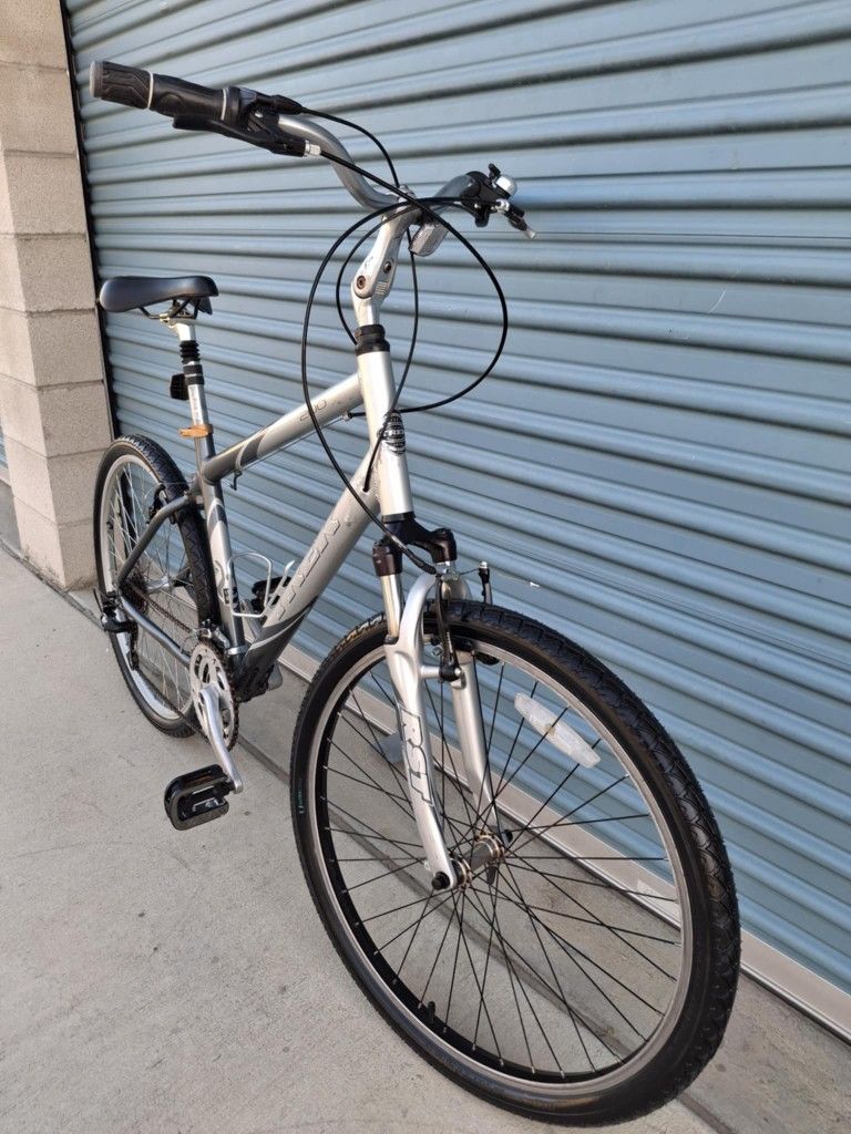 TREK HYBRID BIKE 21 SPEEDS TIRE 26 SIZE L