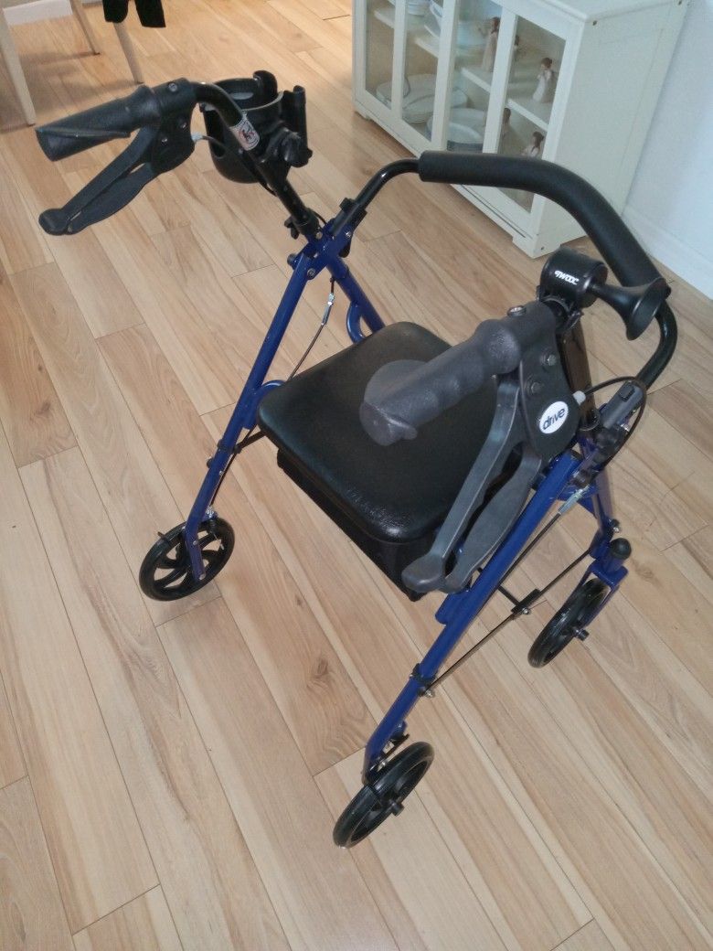DRIVE MEDICAL WALKER 