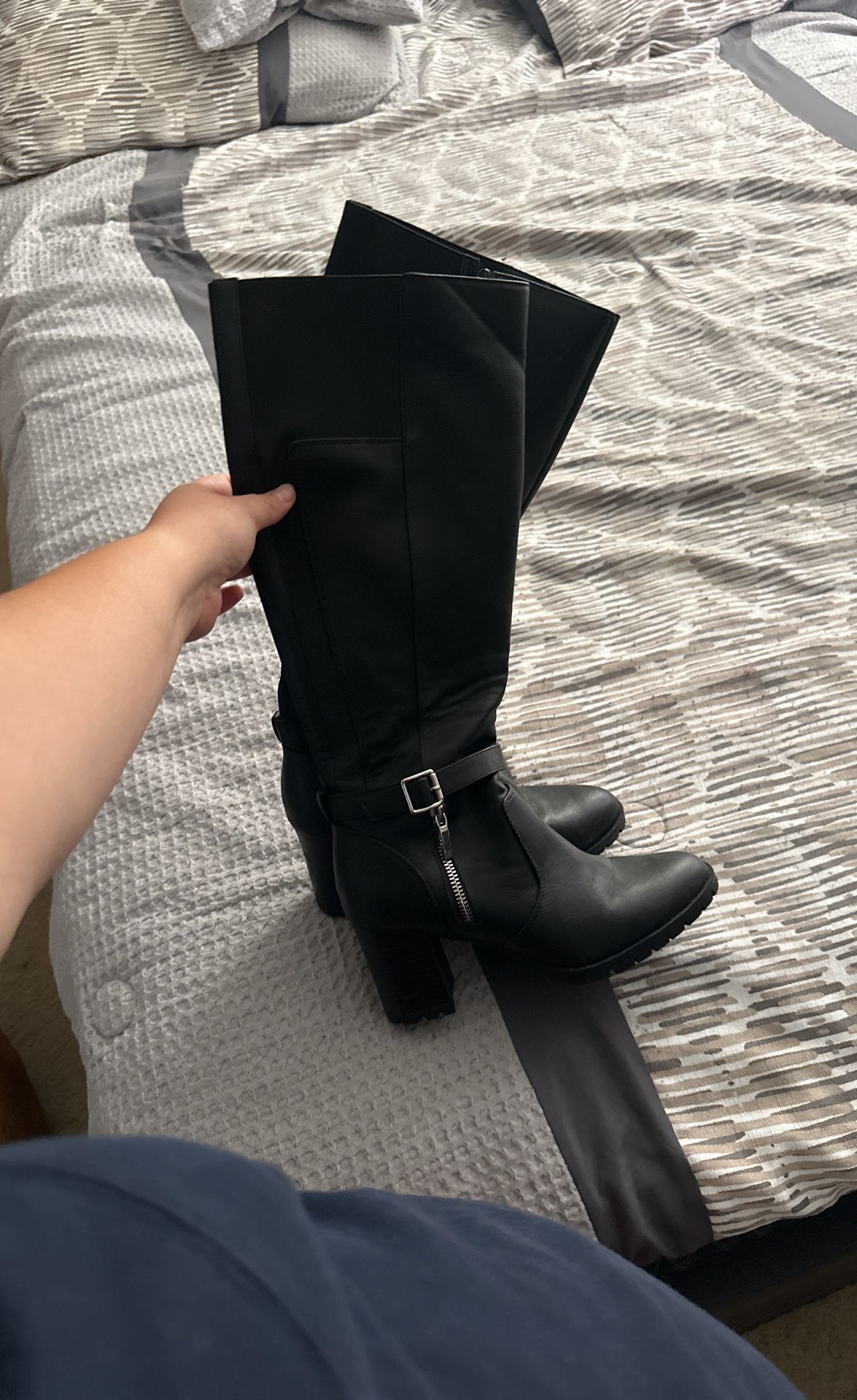 BLACK BOOTS