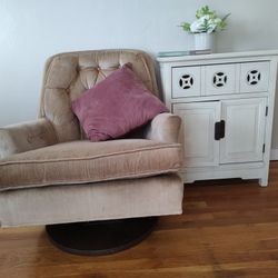 Perfect Light Pink Swivel Rocking Chair 