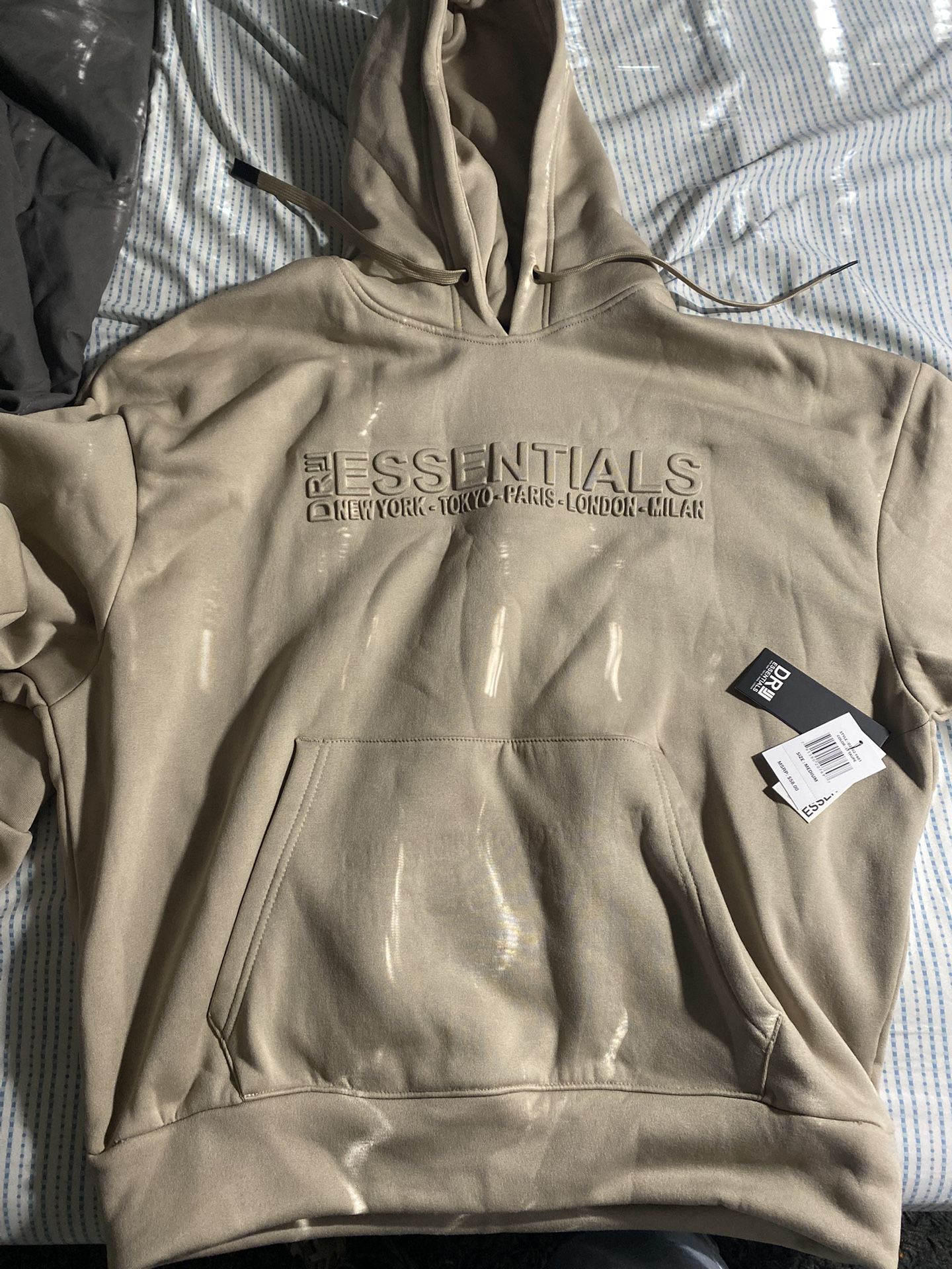 M beige essential sweatshirt