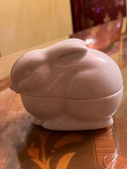 LITTLE PURE WHITE PORCELAIN BUNNY TRINKET BOX SMOOTH RABBIT FIGURINE 2-3/4" X 4"