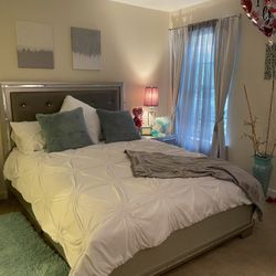 Queen Size Bed w/ dresser Mirror lamps and Night Stand 