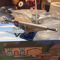 Venture Crest Blue V-lights 5.8 Skate Trucks 